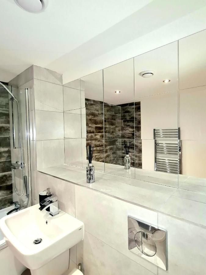 1-Bedroom Aprt In Salford- Freeparking- Sleeps3 แมนเชสเตอร์ ภายนอก รูปภาพ
